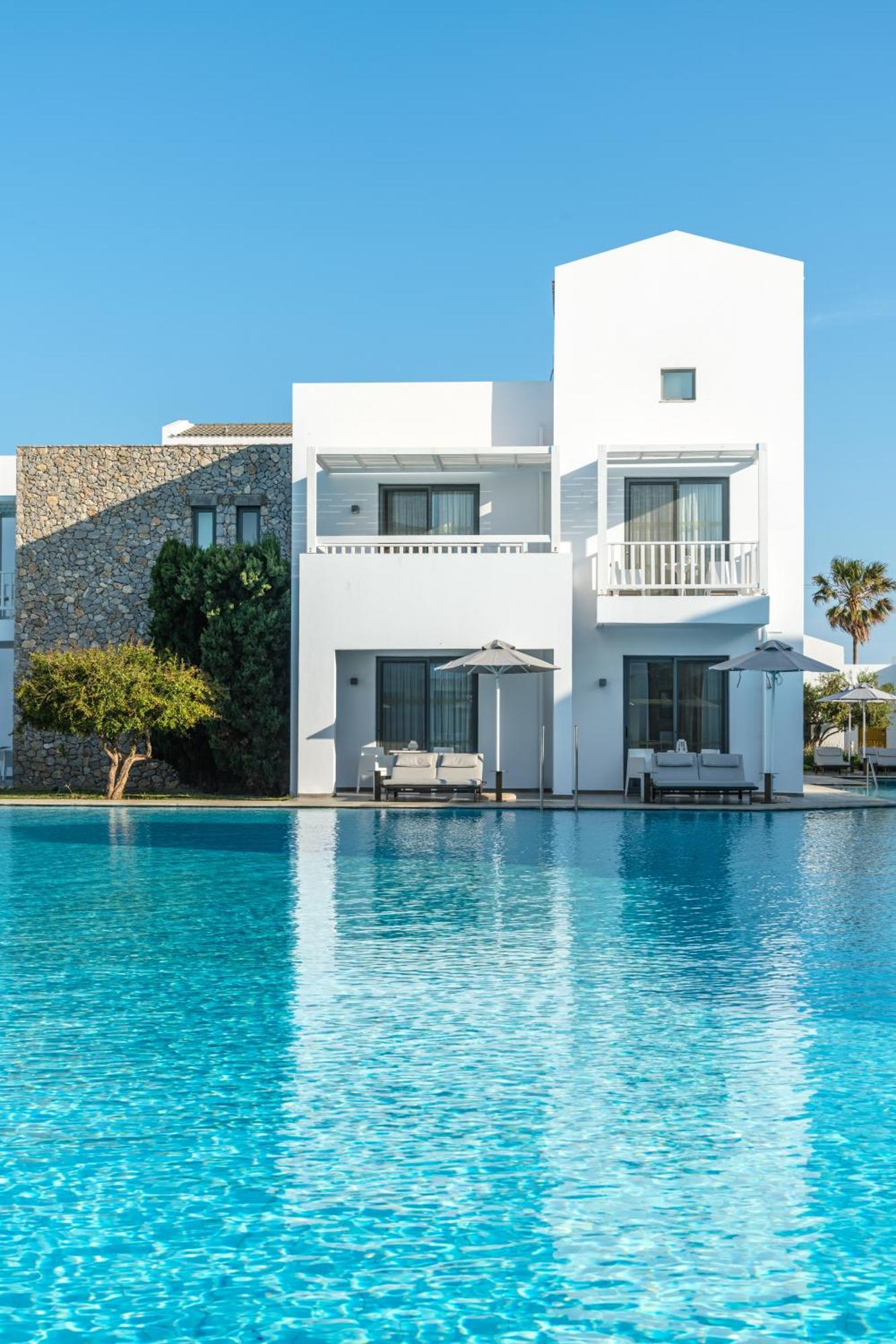 Superior Front Pool Room Swim-up,1432077928:JPEG
