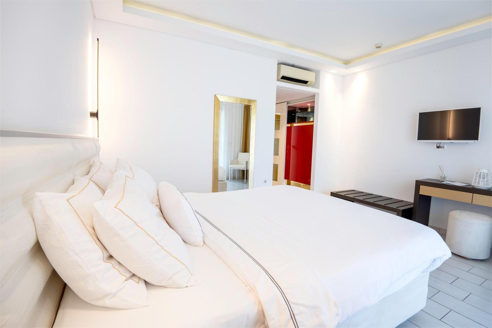 Double Room Front Pool Swim-up
