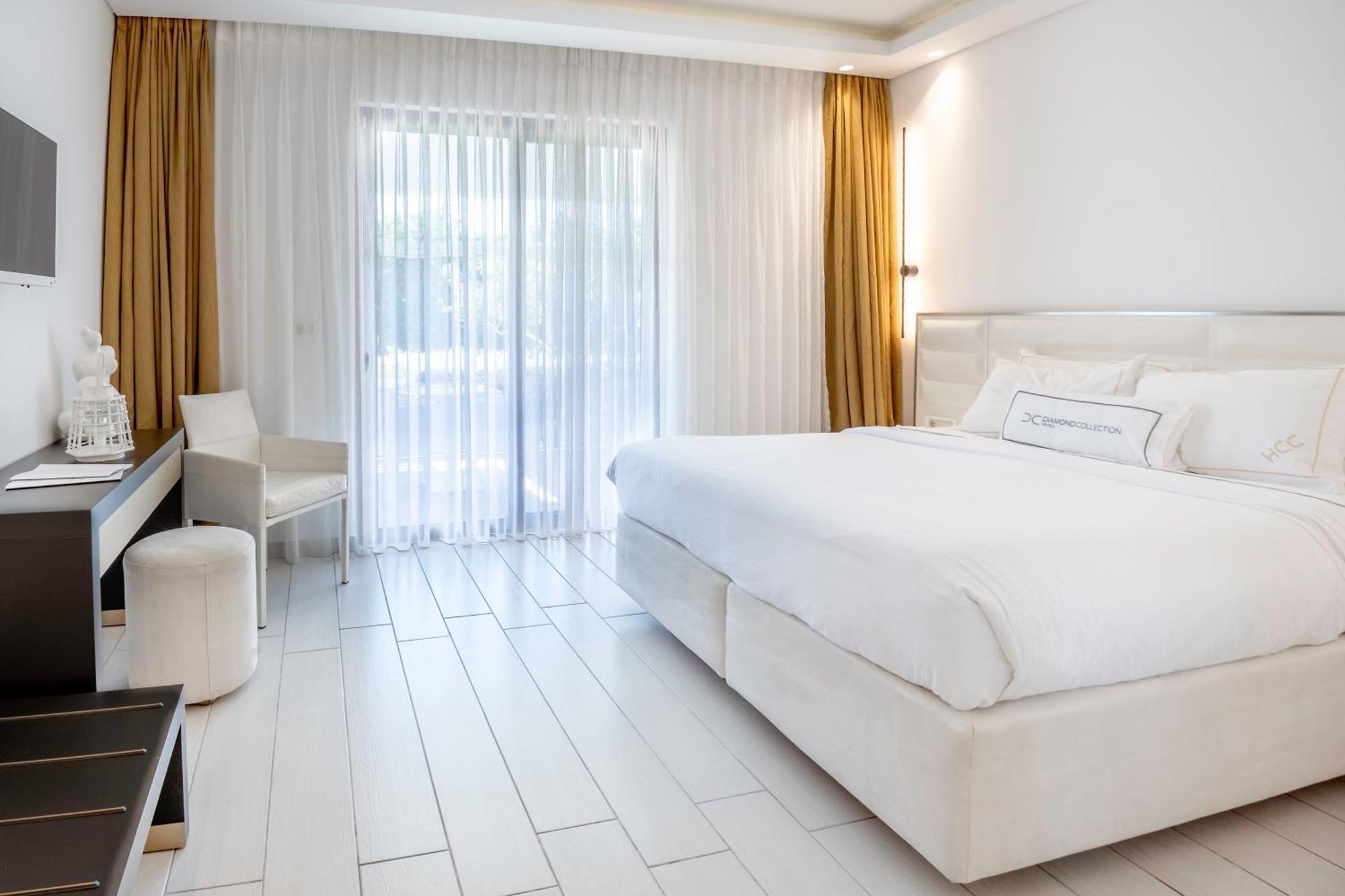 Double Room Front Pool Swim-up